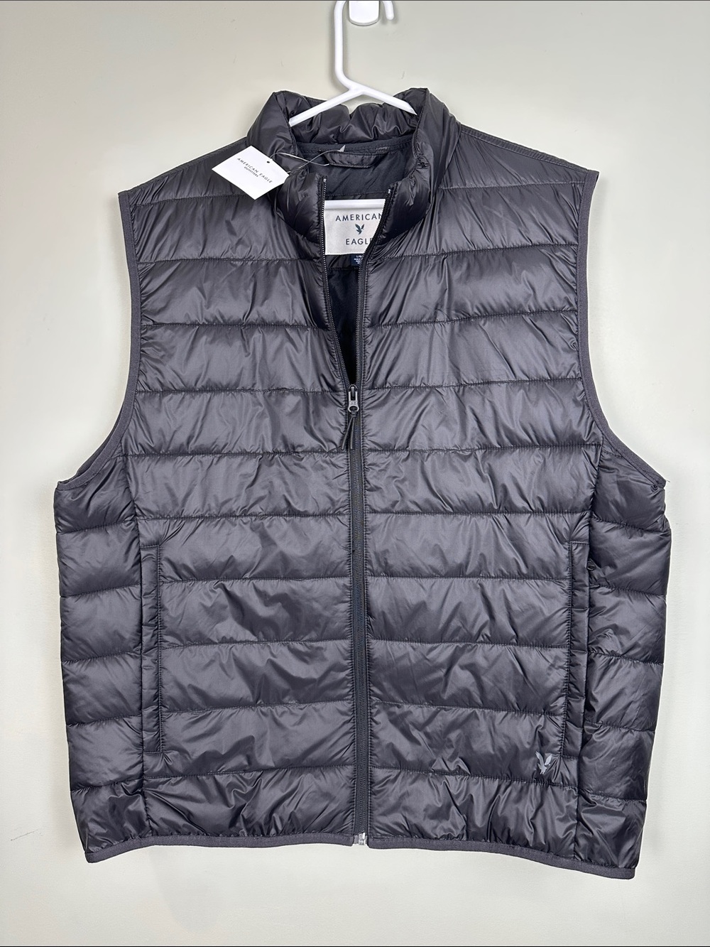 149. American Eagle men’s light puffer vest.